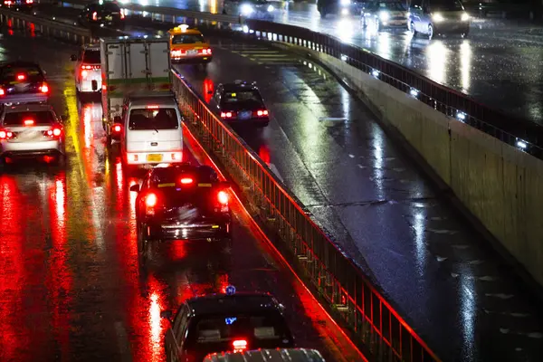 Carros Dirigindo Longo Rua Cidade Durante Chuva Noite — Fotografia de Stock