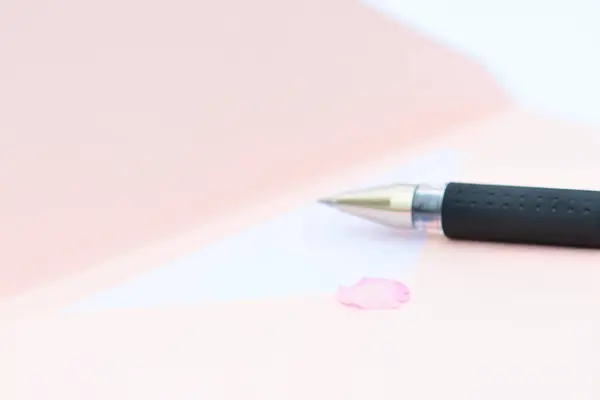 Kalemle Pembe Zarfı Kapat — Stok fotoğraf