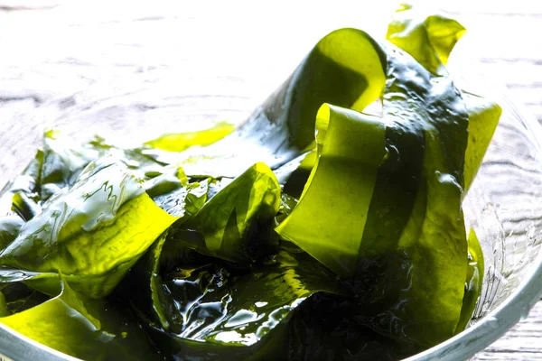 Algas Ecológicas Verdes Frescas Sobre Fondo Madera —  Fotos de Stock