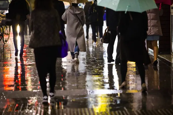 Люди Идущие Улице Дождливый День — стоковое фото