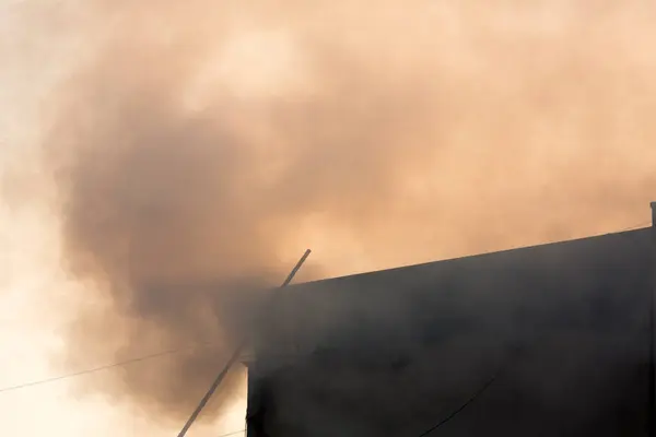 燃烧的火焰和从房子冒出的浓烟 — 图库照片