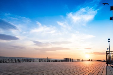 Denizde güzel bir gün batımı