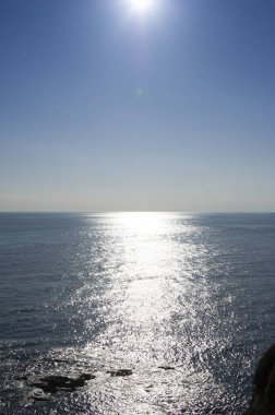 Denizin üzerindeki güneş ışınları 