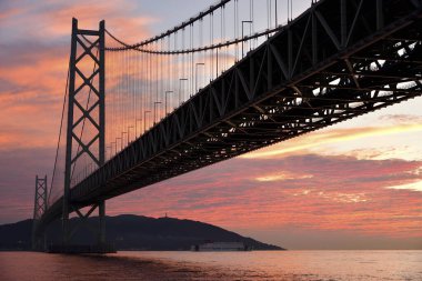 Gün batımında Japonya 'daki köprünün en alt görüntüsü