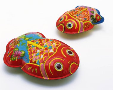 Beyaz arkaplanda balık heykelcikleri