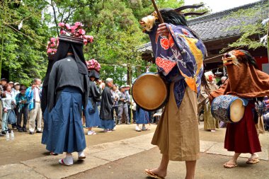 Dans eden insanların parlak kostümler giydiği bir Japon festivali. Nanbu Ryotsuji Aslan Dansı. Japonya 'da Saitama Şehri Tarım Festivali