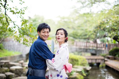 Genç Japon çift yaz parkında geleneksel kimono giyiyor.