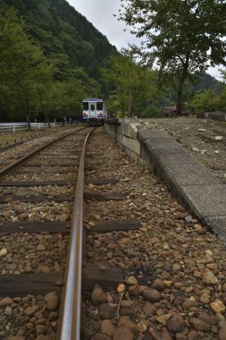 Tren demiryolunda ilerliyor.
