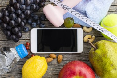 Dambıl, mezura, meyve ve akıllı telefonun yakın görüntüsü. sağlıklı yaşam tarzı kavramı           