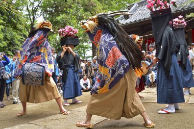 Dans eden insanların parlak kostümler giydiği bir Japon festivali. Nanbu Ryotsuji Aslan Dansı. Japonya 'da Saitama Şehri Tarım Festivali