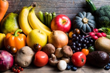 Farklı meyve ve sebzelerle bezenmiş. yemek ve diyet