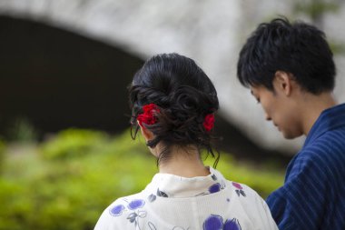 Yaz parkında geleneksel kimono giyen genç Japon çift. 