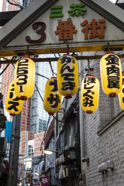 Tokyo, Japonya - 27 Kasım 2018: Japonya 'daki şehir caddesi manzarası 