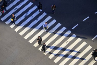 Karşıdan karşıya geçen yayalar, üst manzara