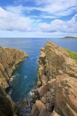Kayalık sahili olan güzel bir deniz manzarası. Doğa, seyahat.