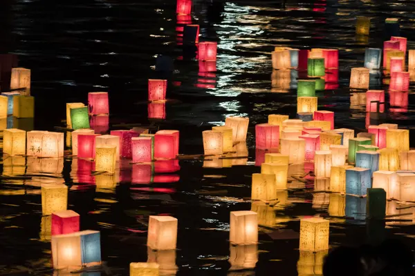Gözlem Festivali, Shinji Gölü, Matsue, Japonya 'da yüzen renkli fenerler.