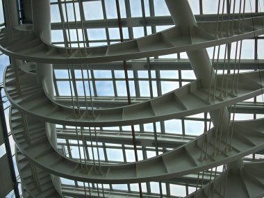 Modern ofis binasında spiral merdiven. iç tasarım.