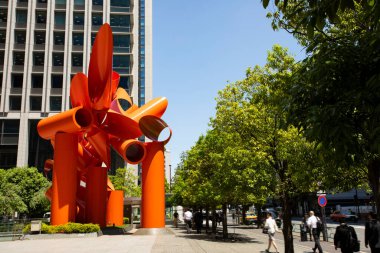 Tokyo Metro Meydanı, Tokyo, Japonya 'da Alexander Liberman tarafından yapılan Iliad Japon metal heykeli
