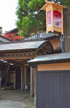 Köydeki geleneksel Japon mimarisi manzarası