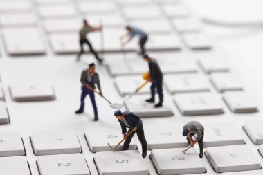 PC klavyesiyle çalışan minyatür insanlar figürleri 