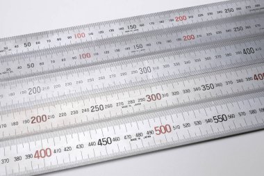 Beyaz arkaplanda izole edilmiş mezuraların yakın plan görüntüsü 