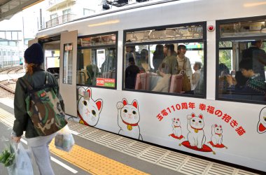 Tokyo, Japonya - Tokyo tren istasyonundaki insanlar