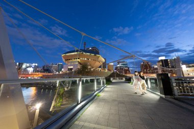 Modern Japon şehrinde gece hayatı manzarası