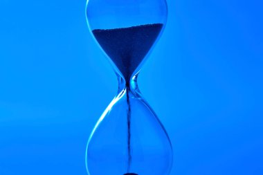 Mavi arkaplanda kum saati