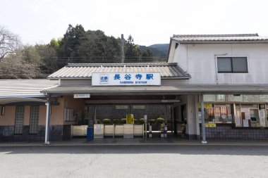 Japonya 'daki tren istasyonu manzarasında harfler var.