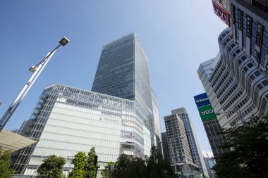 Güneşli bir günde şehrin modern binası