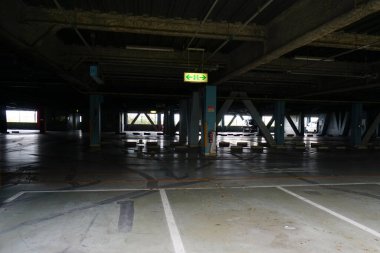 Boş loş otopark ıslak beton zeminleri gösteriyor.