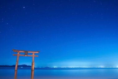 Geceleri Shirahige Jinjia. Torii Biwa Gölü, Shirahige Tapınağı, Takashima, Shiga, Japonya