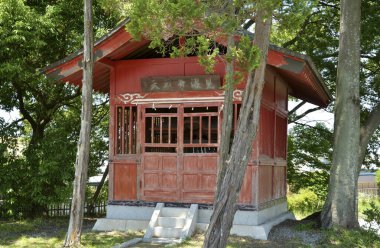 Yeşil Japon parkındaki eski ahşap ev.