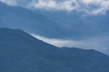 Dağların ve bulutların güzel manzarası  