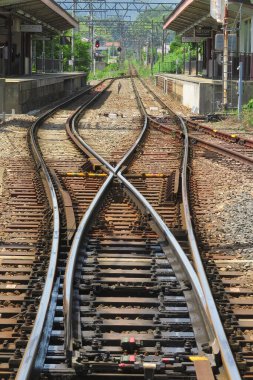 Trenler için gündüz vakti demiryolu geçidini kapatın. 