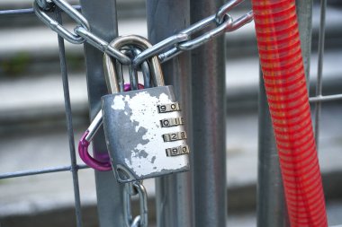 Zincir ve kilidin yakın görüntüsü 