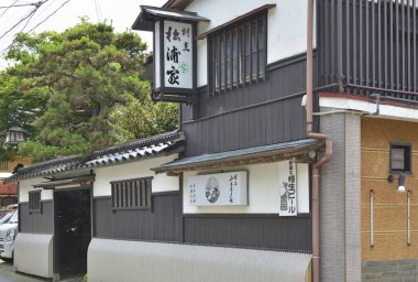 Köydeki eski geleneksel Japon mimarisi.