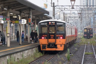 Japonya 'da gündüz vakti kalabalık tren istasyonlarında trenler 