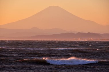 Fuji Dağı ve göl gün batımında, Japonya
