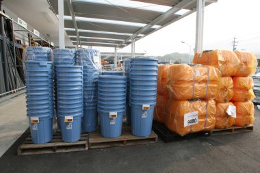 Mağazada büyük kapasiteli plastik tanklar ve kovalar