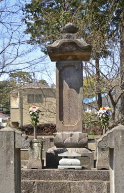 Japon şehrindeki eski mezarlık manzarası