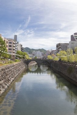 Nagasaki, Japonya 'daki Megane Köprüsü (Spectacles Bridge). Kendine özgü kemerli taş tasarımı ile ünlü bir simgedir.. 