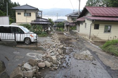 Hasarlı yerleşim yerlerinde deprem sonrası kayalar görülüyor.
