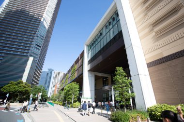 Güneşli bir günde modern şehir mimarisi. Mavi gökdelenlere karşı şehrin manzarası