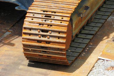 Yerdeki ağır makinelerin paslı metal izleri