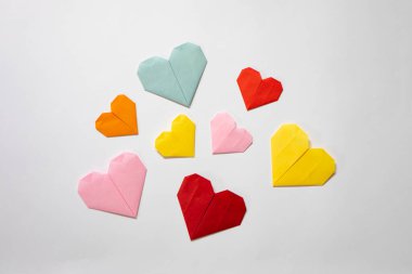 origami kalpleri beyaz arkaplanda renkli kağıttan yapılmıştır 