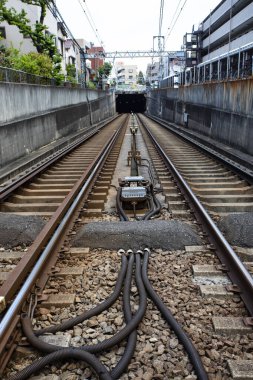 Şehir merkezindeki tren rayları ve tren istasyonları