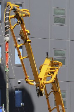 Japon işçi tayfasının disiplinli etkinliği şehir inşaat alanında görülebilir..