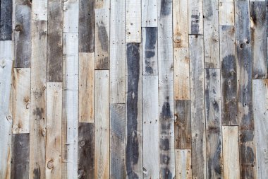 Yıpranmış ahşap tahtalar dikey düzende dizilmiş.