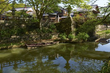 Japonya 'da kanala yansıyan güzel bahar ağaçlarının manzarası 